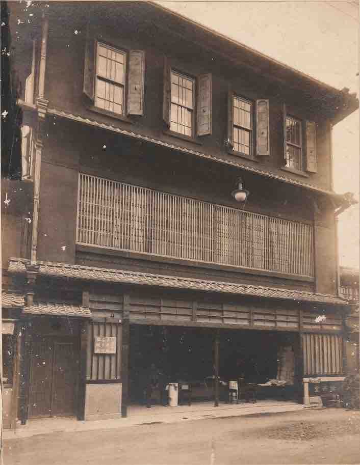 The three-storey Teramura Botando building in 1921